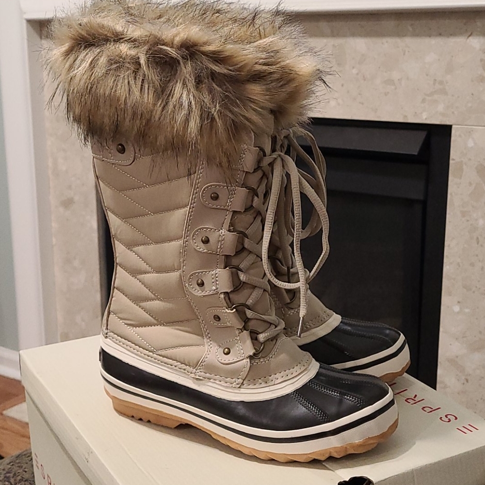 NIB Esprit Evelyn tall lace up with faux fur